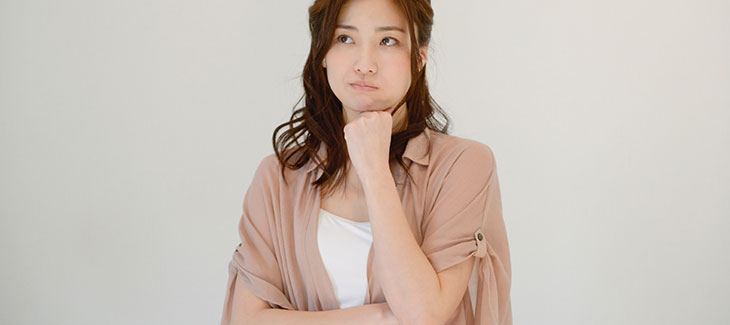 ピルの効果について考える女性