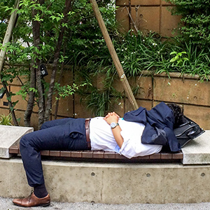 寝不足でも仕事を乗り切る!効果抜群の寝不足解消法まとめ