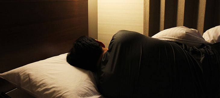 眠っている男性の画像